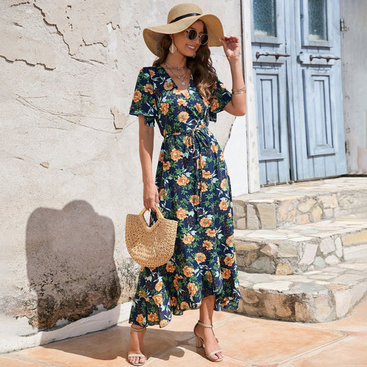 Robe courte à col en V et manches courtes avec taille cintrée