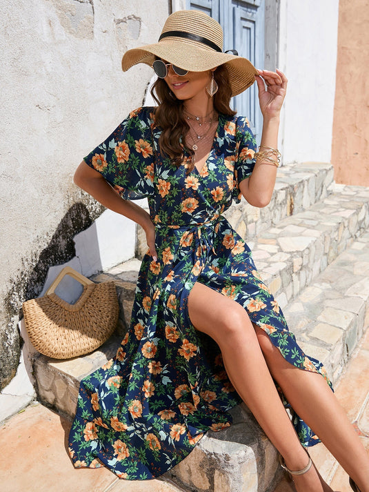 Robe courte à col en V et manches courtes avec taille cintrée