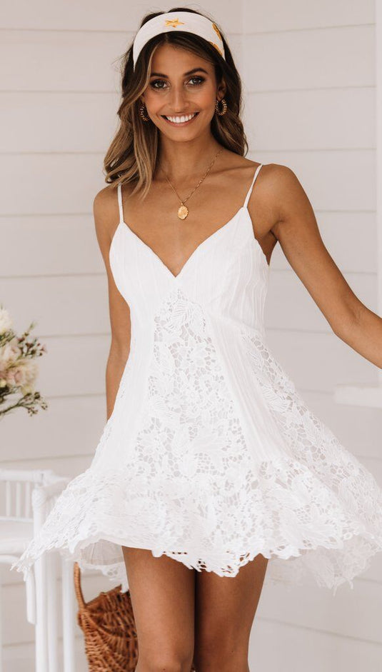 Robe Blanche Courte en Dentelle Décolleté Dos Nu