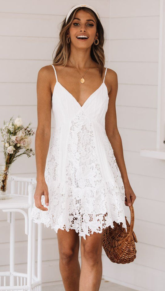 Robe Blanche Courte en Dentelle Décolleté Dos Nu